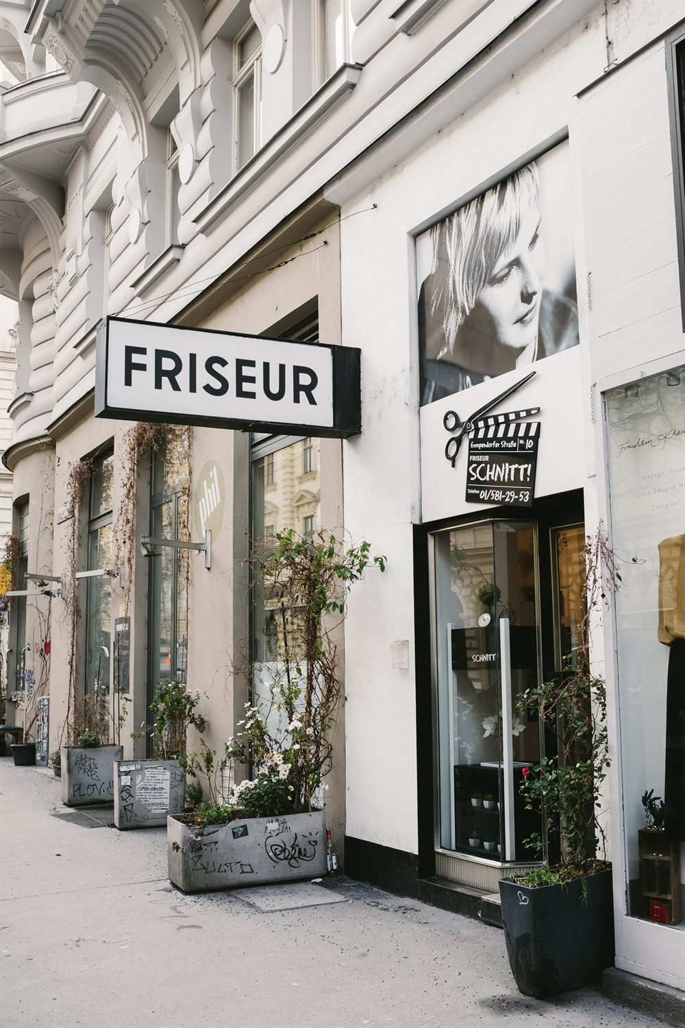 Eingang und Fassade des Friseursalons Schnitt in Wien