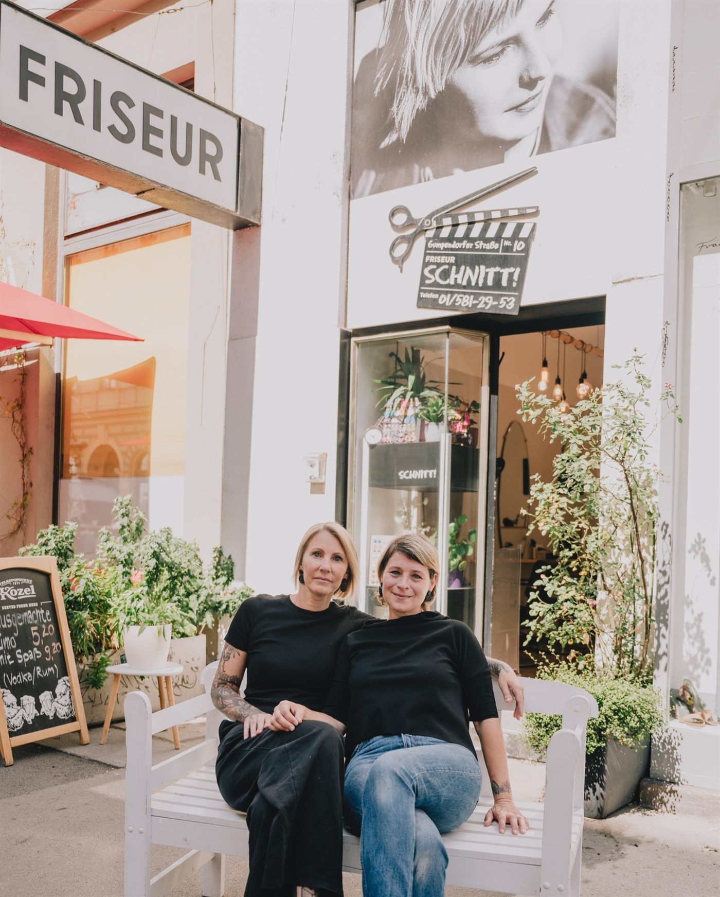 Team von Friseur Schnitt vor dem Salon in der Gumpendorfer Straße